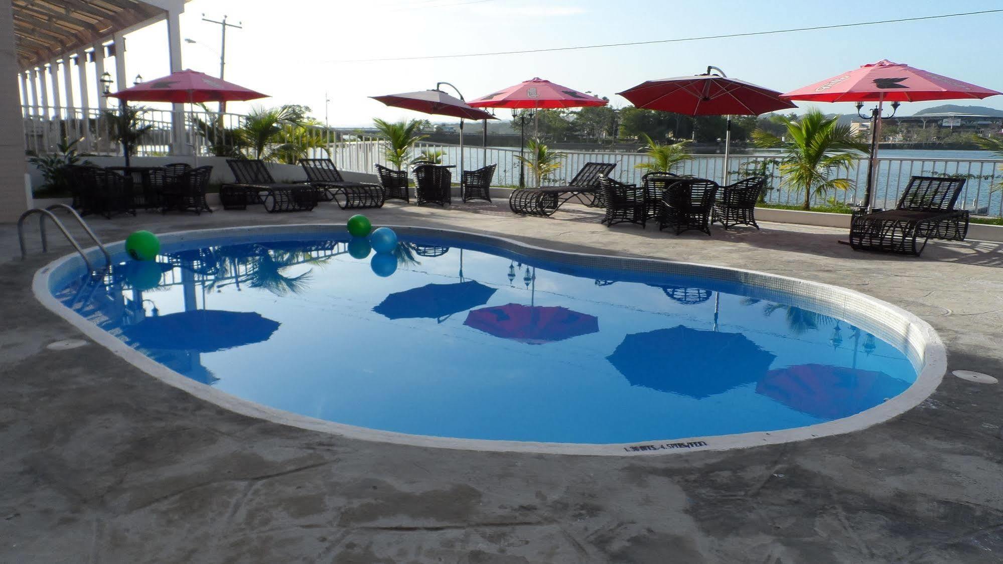 Ramada Tikal Isla De Flores Hotel Екстериор снимка